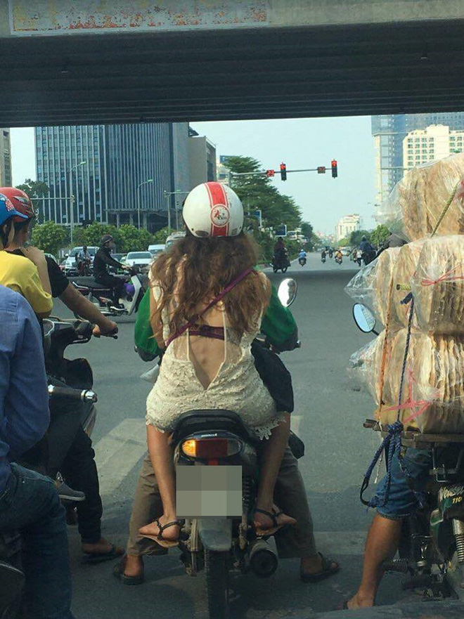 Hình ảnh nhức mắt trên phố khiến người ta tự hỏi mẫu váy như vậy hay cô gái quên kéo khóa - Ảnh 3. Hình ảnh 'nhức mắt' trên phố khiến người ta tự hỏi mẫu váy như vậy hay cô gái quên kéo khoá? 3