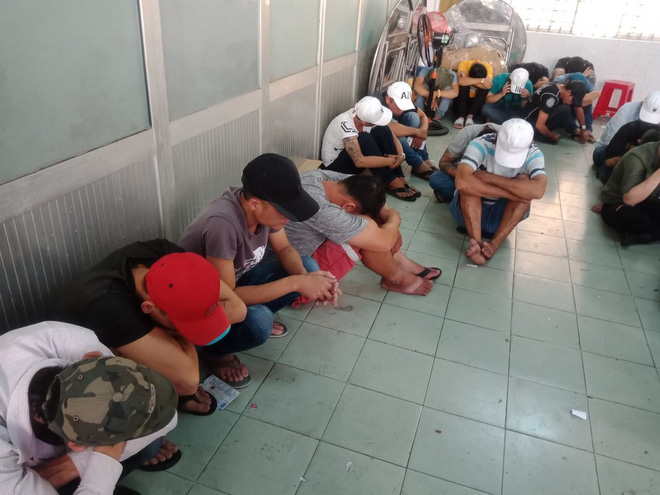 Đột kích khách sạn Đông Kinh, phát hiện nhiều tiếp viên mặc hở hang, dân chơi nghi phê ma tuý - Ảnh 1. Đột kích khách sạn ở quận 5, phát hiện nhiều tiếp viên mặc hở hang, gần 200 dân chơi nghi phê ma tuý 2