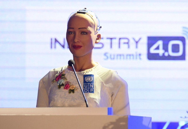 Sáng nay, công dân robot Sophia mặc áo dài nói chuyện về 4.0 ở Việt Nam 2