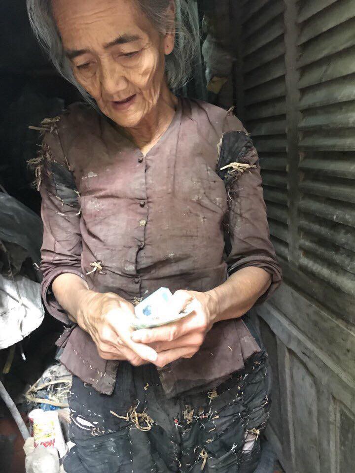 Sự thật câu chuyện bà cụ sống trong vườn nhà hàng xóm, quần áo rách phải vá bằng rơm rạ đang lan truyền dữ dội trên MXH - Ảnh 3. Sự thật câu chuyện 'bà cụ sống trong vườn nhà hàng xóm, quần áo rách phải vá bằng rơm rạ' đang lan truyền dữ dội trên MXH 3