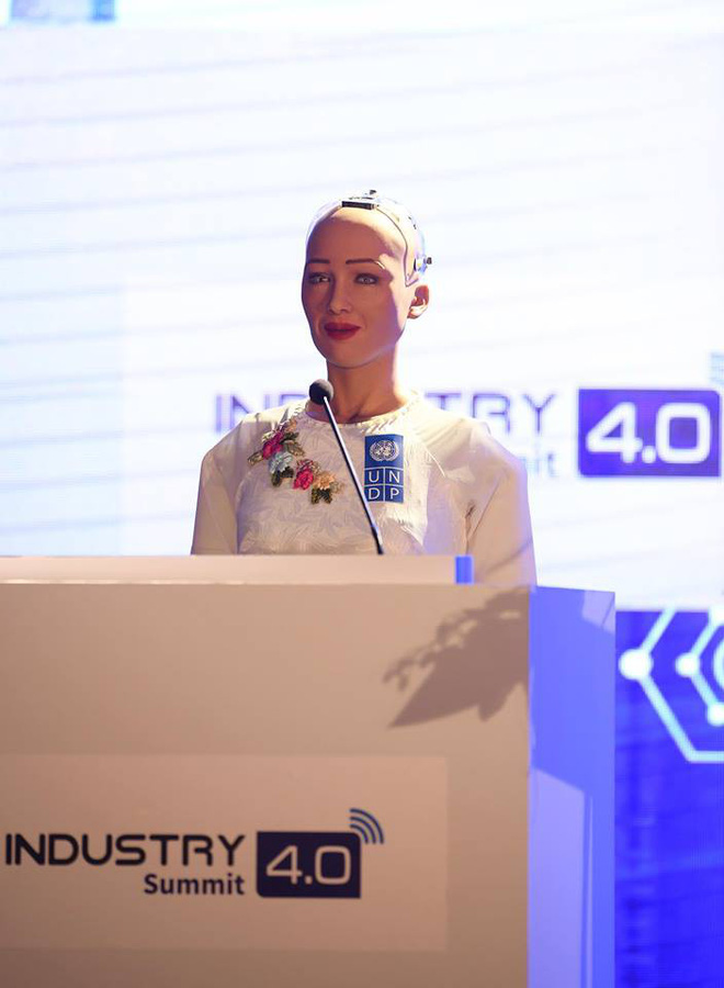 Sáng nay, công dân robot Sophia mặc áo dài nói chuyện về 4.0 ở Việt Nam 4