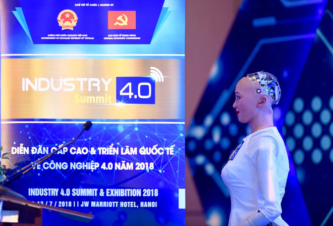 Sáng nay, công dân robot Sophia mặc áo dài nói chuyện về 4.0 ở Việt Nam - Ảnh 3. Sáng nay, công dân robot Sophia mặc áo dài nói chuyện về 4.0 ở Việt Nam 3