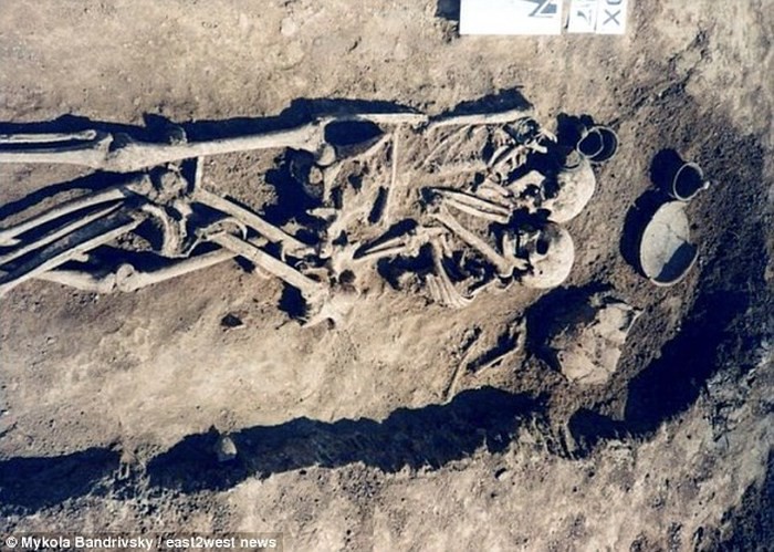 Cặp hài cốt chết trong tư thế kỳ lạ chưa từng thấy và sự thật bất ngờ cách đây 3.000 năm 1