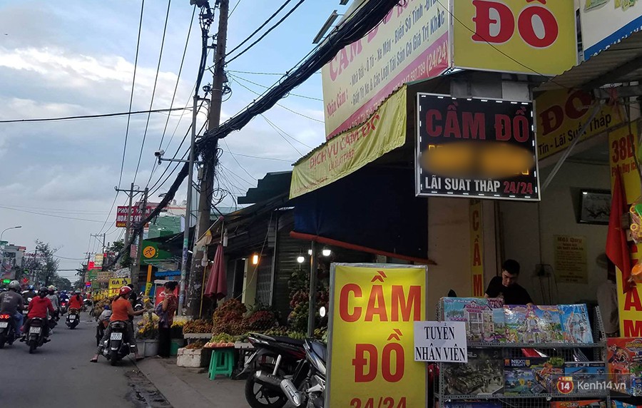 Chưa đến trận chung kết, tờ rơi “dịch vụ cầm đồ” đã được phát tận tay cho khách xem bóng đá tại quán cafe Sài Gòn - Ảnh 5. Chưa đến trận chung kết, tờ rơi “dịch vụ cầm đồ” đã được phát tận tay cho khách xem bóng đá tại quán cafe Sài Gòn 5