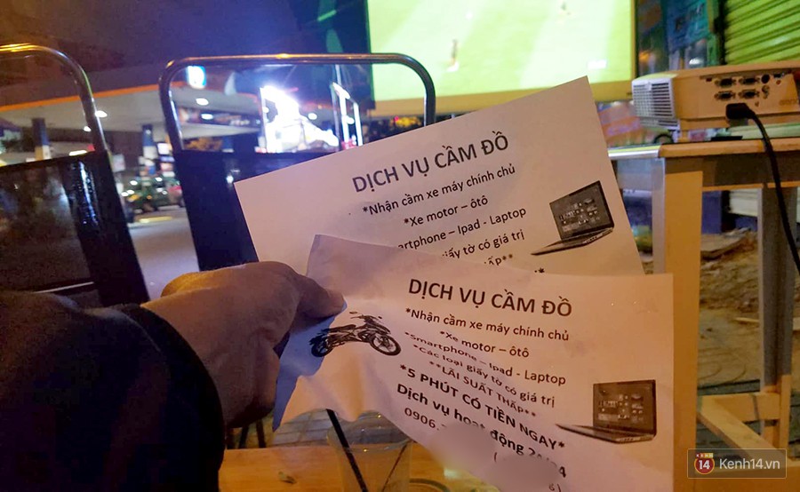Chưa đến trận chung kết, tờ rơi “dịch vụ cầm đồ” đã được phát tận tay cho khách xem bóng đá tại quán cafe Sài Gòn 1