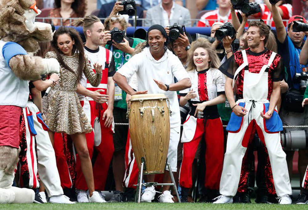 Lahm đá cặp với siêu mẫu nhưng Ronaldinho mới gây chú ý nhất lễ bế mạc World Cup 2018 - Ảnh 7. Lahm 'đá cặp' với siêu mẫu nhưng Ronaldinho mới gây chú ý nhất lễ bế mạc World Cup 2018 7