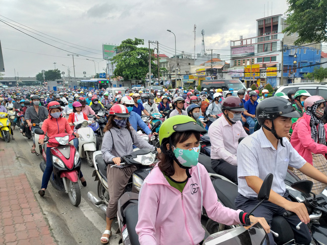 Hai ô tô truy đuổi nhau trên cầu Bình Triệu, cửa ngõ vào trung tâm Sài Gòn tê liệt ngày đầu tuần - Ảnh 3. Hai ô tô truy đuổi nhau trên cầu Bình Triệu, cửa ngõ vào trung tâm Sài Gòn tê liệt ngày đầu tuần 3