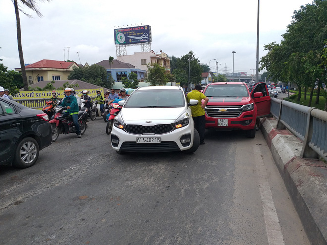 Hai ô tô truy đuổi nhau trên cầu Bình Triệu, cửa ngõ vào trung tâm Sài Gòn tê liệt ngày đầu tuần 1