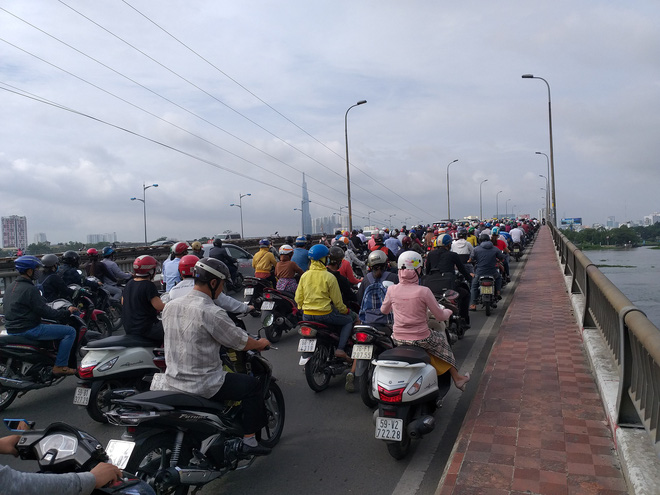 Hai ô tô truy đuổi nhau trên cầu Bình Triệu, cửa ngõ vào trung tâm Sài Gòn tê liệt ngày đầu tuần 5