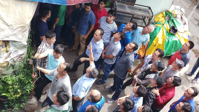 Hàng chục người chen lấn đưa hồ sơ cho Bí thư Nguyễn Thiện Nhân khi ông đến Thủ Thiêm - Ảnh 1. Hàng chục người chen lấn đưa hồ sơ cho Bí thư Nguyễn Thiện Nhân khi ông đến Thủ Thiêm 1