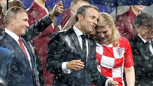 Cái nắm tay thân mật của Tổng thống Pháp và Tổng thống Croatia gây sốt mạng xã hội quốc tế - Ảnh 3. Cử chỉ thân mật của Tổng thống Pháp và Tổng thống Croatia gây sốt mạng xã hội quốc tế 3