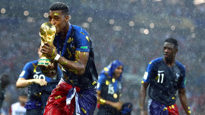 Khoảnh khắc lịch sử: Dàn sao đội tuyển Pháp thay nhau hôn Cúp vàng thế giới 13