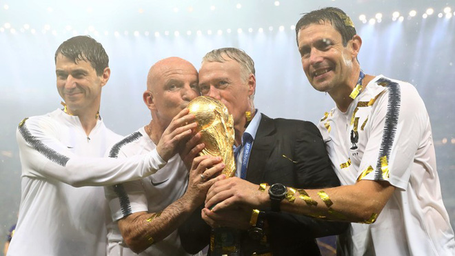 Khoảnh khắc lịch sử: Dàn sao đội tuyển Pháp thay nhau hôn Cúp vàng thế giới 11