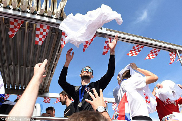 Biển người chào đón Modric và đội tuyển Croatia sau hành trình kỳ diệu ở World Cup 2018 - Ảnh 12. Biển người chào đón Modric và đội tuyển Croatia sau hành trình kỳ diệu ở World Cup 2018 19
