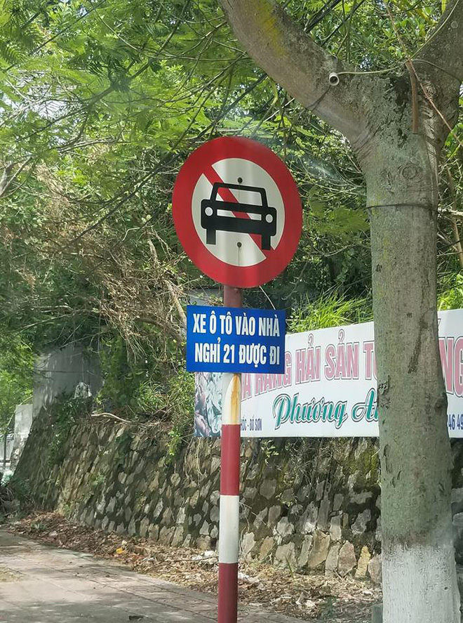 Bật cười với biển báo cấm ô tô nhưng nếu vào nhà nghỉ 21 thì được qua - Ảnh 1. Bật cười với biển báo cấm ô tô nhưng nếu vào nhà nghỉ 21 thì được qua 1