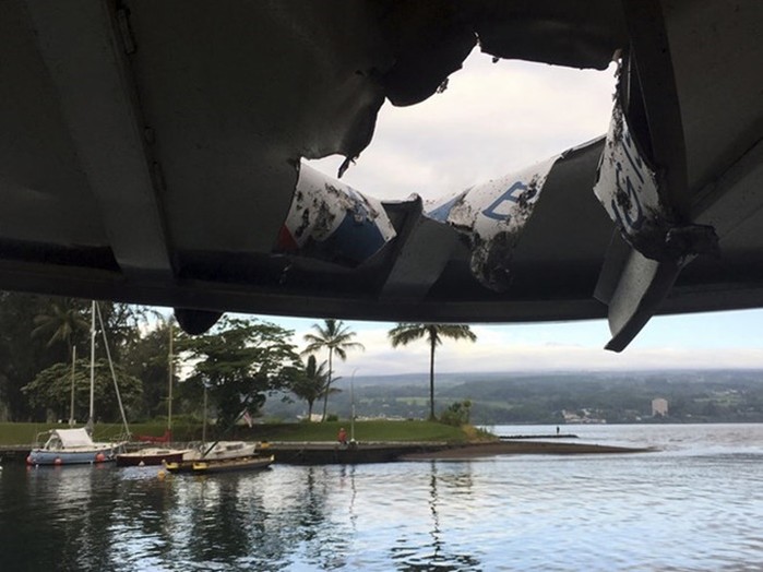 Nham thạch núi lửa rơi trúng thuyền du lịch, 23 hành khách bị thương 1