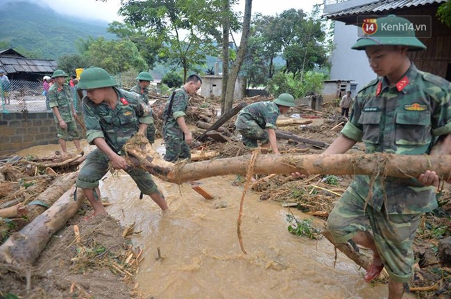 Hàng trăm cán bộ chiến sĩ quân đội ứng cứu dọn dẹp tại ngôi làng bị lũ quét tại Yên Bái 5