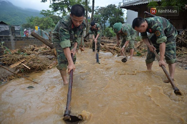 Hàng trăm cán bộ chiến sĩ quân đội ứng cứu dọn dẹp tại ngôi làng bị lũ quét tại Yên Bái - Ảnh 6. Hàng trăm cán bộ chiến sĩ quân đội ứng cứu dọn dẹp tại ngôi làng bị lũ quét tại Yên Bái 6