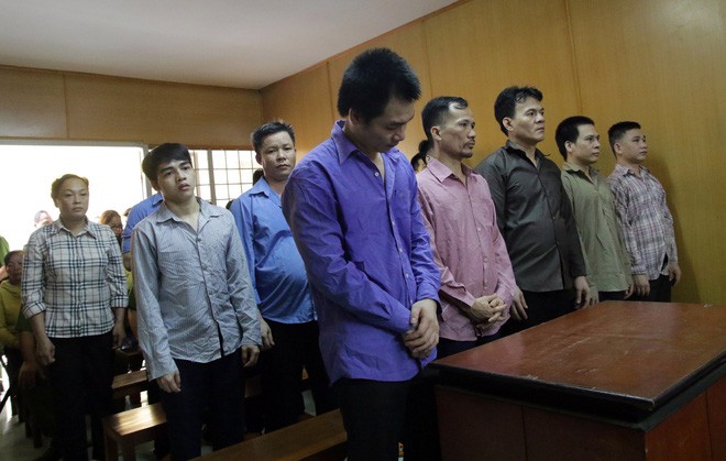 Kháng nghị tăng án đối với băng giang hồ ăn tiền trên thân xác người bán dâm chuyển giới - Ảnh 1. Kháng nghị tăng án đối với băng giang hồ 'ăn tiền' trên thân xác người bán dâm chuyển giới 1