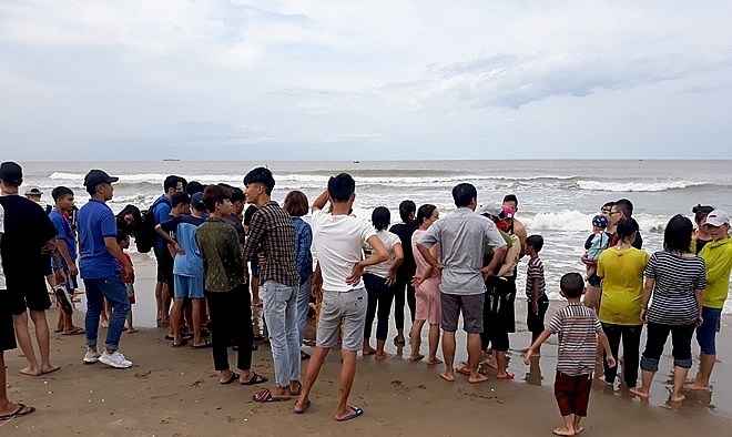 Nam thanh niên ở Quảng Bình bị sóng biển cuốn mất tích 1