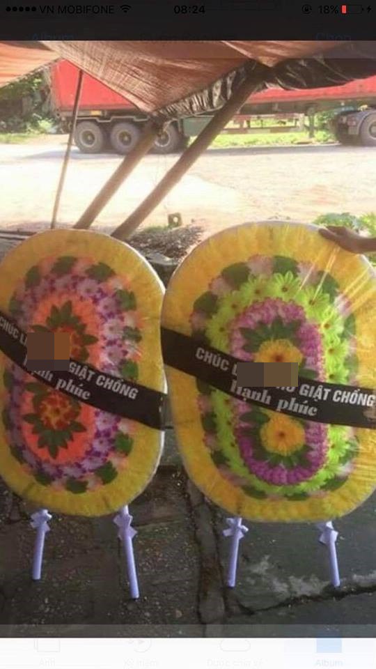 Đánh ghen ầm ĩ xưa rồi, 2 con gái gửi hẳn vòng hoa tang đến mừng đám cưới của bố và nhân tình trẻ 2 Đánh ghen ầm ĩ xưa rồi, 2 con gái gửi hẳn vòng hoa tang đến mừng đám cưới của bố và nhân tình trẻ 2