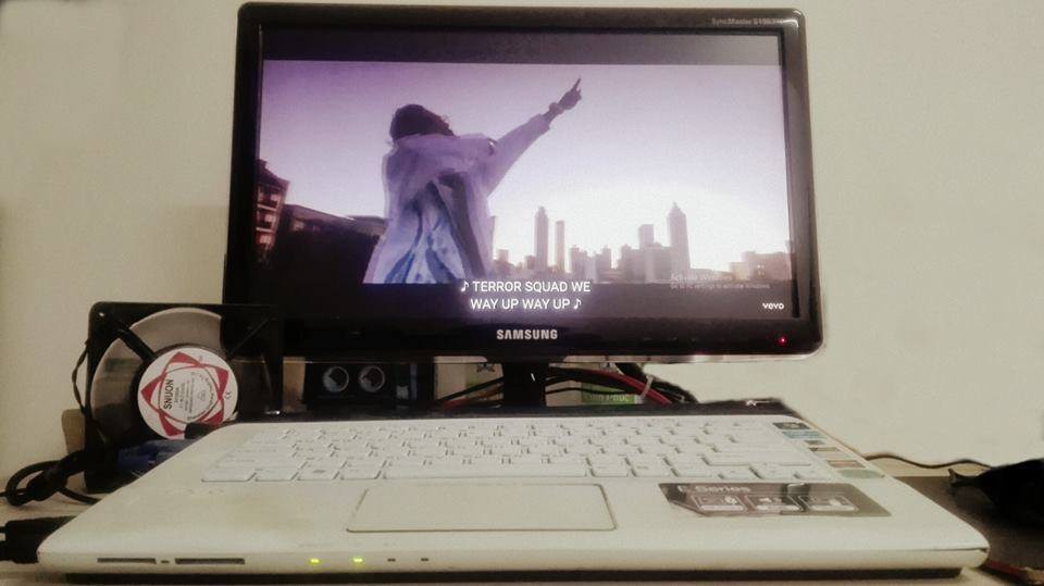 Góc manh động: Trộm thò tay qua cửa sổ lấy laptop, bị phát hiện rút luôn dùi cui điện doạ lại chủ nhà - Ảnh 3. Góc manh động: Trộm thò tay qua cửa sổ lấy laptop, bị phát hiện rút luôn dùi cui điện doạ lại chủ nhà 4
