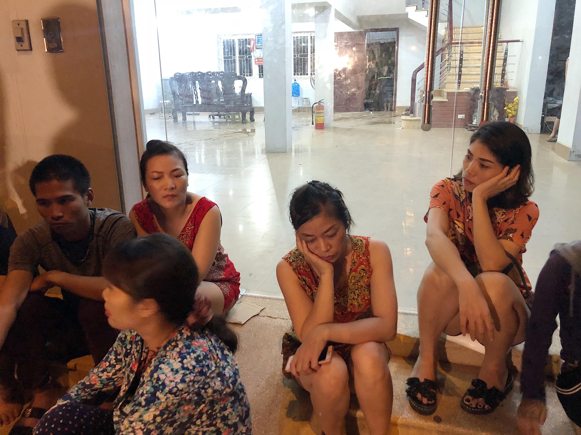 Xót xa cảnh tiểu thương sốc đến ngất xỉu sau vụ cháy chợ Gạo: “Chúng tôi không làm được gì cả, chỉ khóc thôi” - Ảnh 6. Xót xa cảnh tiểu thương sốc đến ngất xỉu sau vụ cháy chợ Gạo: “Chúng tôi không làm được gì cả, chỉ khóc thôi” 5