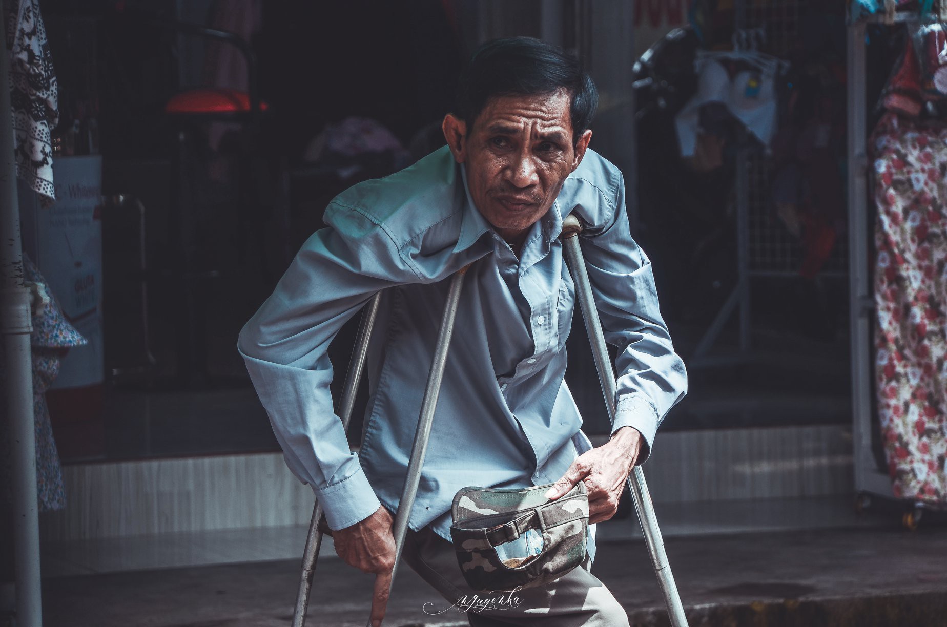 Tác giả bộ ảnh về bà cụ mù một mắt, lang thang ăn xin khắp chợ Lagi: Mấy hoàn cảnh trước đã có người giúp đỡ, còn cụ Sáu thì chưa - Ảnh 4. Tác giả bộ ảnh về bà cụ mù một mắt, lang thang ăn xin khắp chợ Lagi: 'Mấy hoàn cảnh trước đã có người giúp đỡ, còn cụ Sáu thì chưa' 6