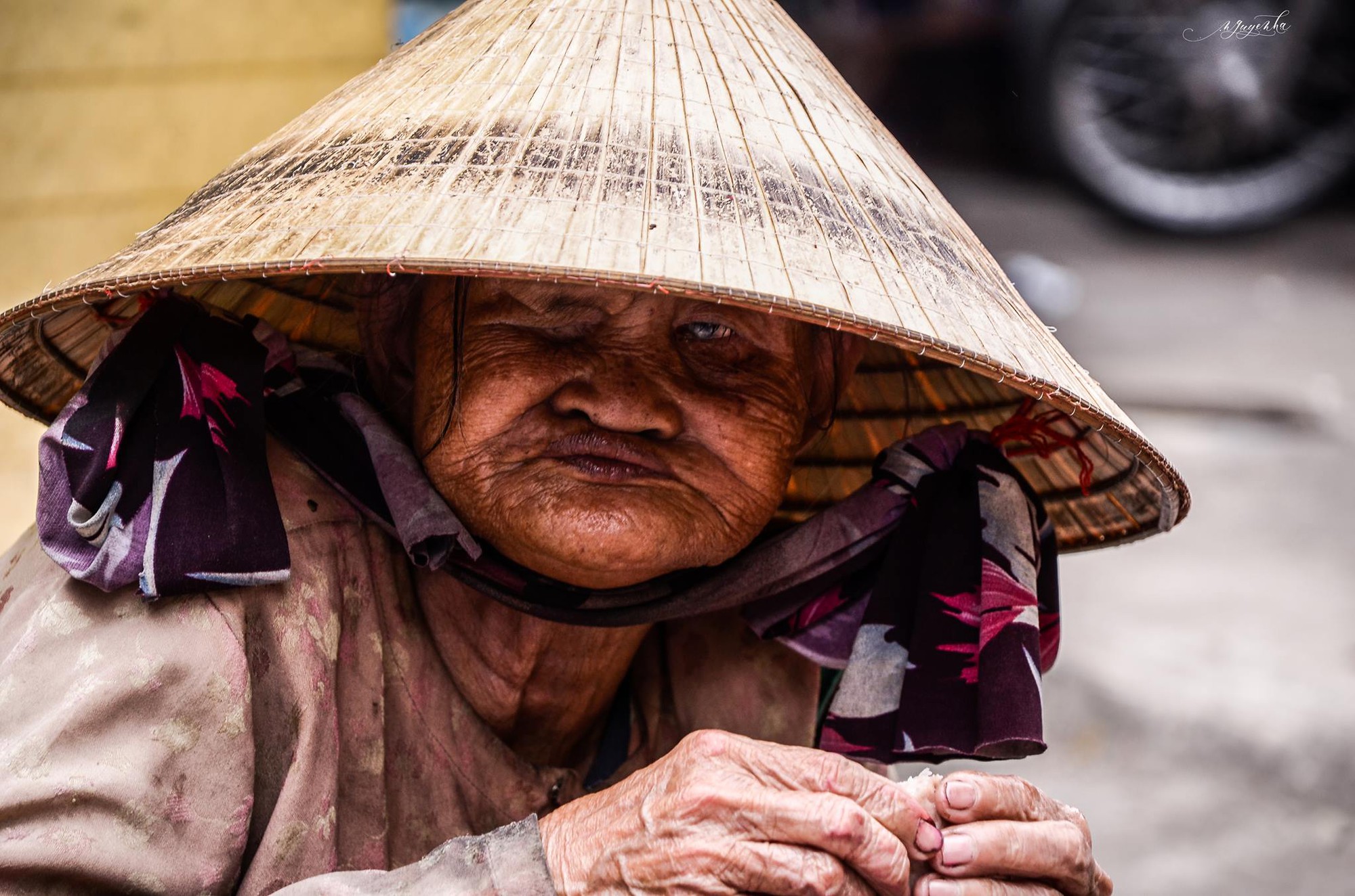 Tác giả bộ ảnh về bà cụ mù một mắt, lang thang ăn xin khắp chợ Lagi: Mấy hoàn cảnh trước đã có người giúp đỡ, còn cụ Sáu thì chưa - Ảnh 1. Tác giả bộ ảnh về bà cụ mù một mắt, lang thang ăn xin khắp chợ Lagi: 'Mấy hoàn cảnh trước đã có người giúp đỡ, còn cụ Sáu thì chưa' 1