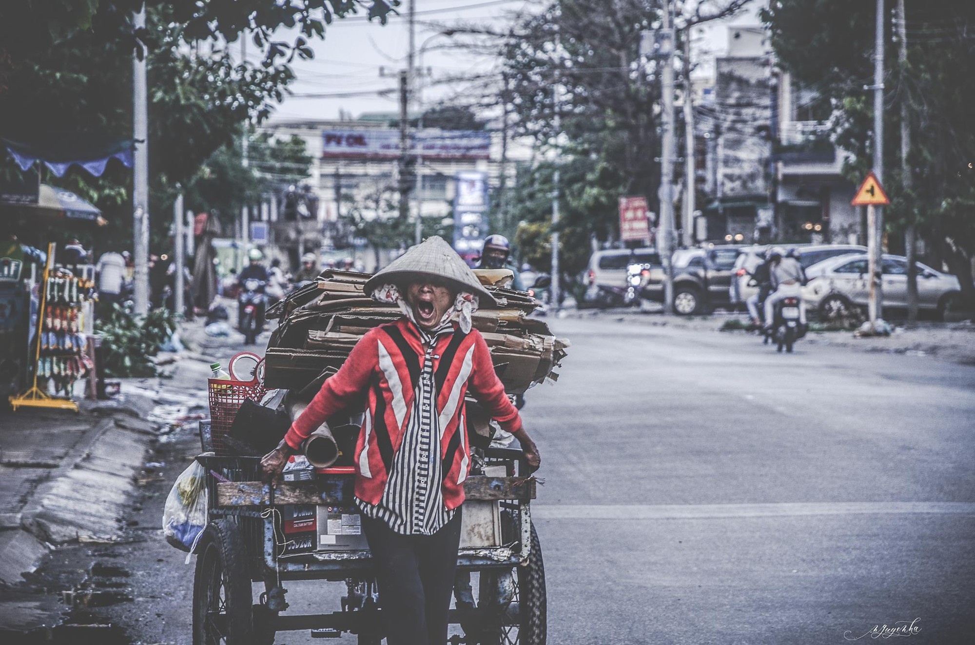 Tác giả bộ ảnh về bà cụ mù một mắt, lang thang ăn xin khắp chợ Lagi: Mấy hoàn cảnh trước đã có người giúp đỡ, còn cụ Sáu thì chưa - Ảnh 5. Tác giả bộ ảnh về bà cụ mù một mắt, lang thang ăn xin khắp chợ Lagi: 'Mấy hoàn cảnh trước đã có người giúp đỡ, còn cụ Sáu thì chưa' 7