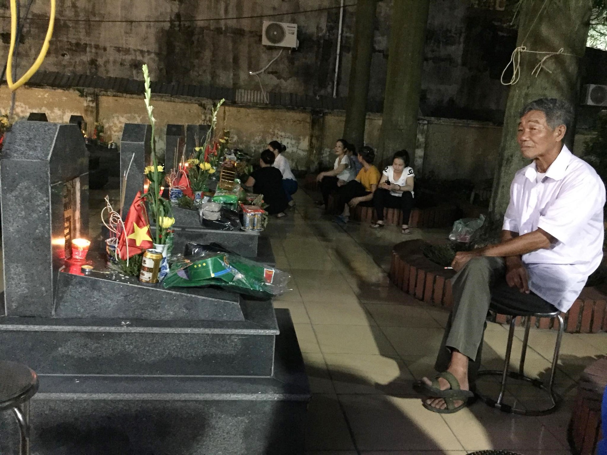 Khoảng khắc cụ ông ngồi trước mộ em trai hàn huyên nhân ngày thương binh liệt sĩ gây xúc động mạnh - Ảnh 2. Khoảng khắc cụ ông ngồi trước mộ em trai hàn huyên nhân ngày thương binh liệt sĩ gây xúc động mạnh 2