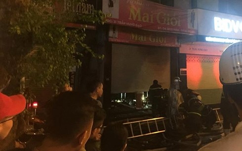 Hà Nội: Cháy nhà trên phố Trần Hưng Đạo trong đêm, 5 người mắc kẹt được cứu 1