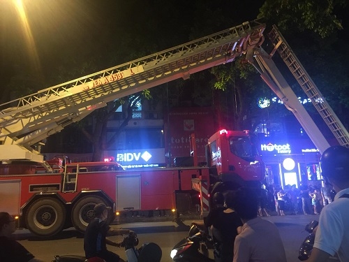Hà Nội: Cháy nhà trên phố Trần Hưng Đạo trong đêm, 5 người mắc kẹt được cứu 2