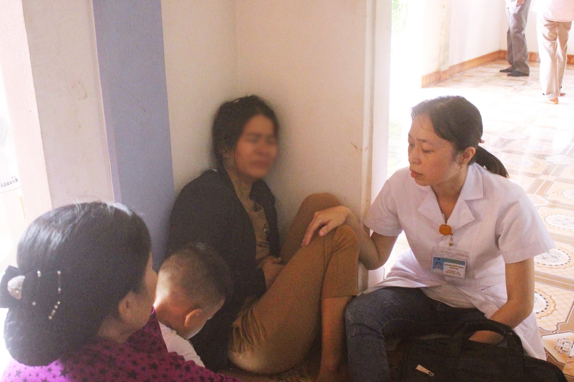 Người thân khóc ngất khi đón 13 xe cứu thương chở thi thể các nạn nhân vụ tai nạn xe rước dâu thảm khốc về quê nhà - Ảnh 3. Người thân khóc ngất khi đón 13 xe cứu thương chở thi thể các nạn nhân vụ tai nạn xe rước dâu thảm khốc về quê nhà 3