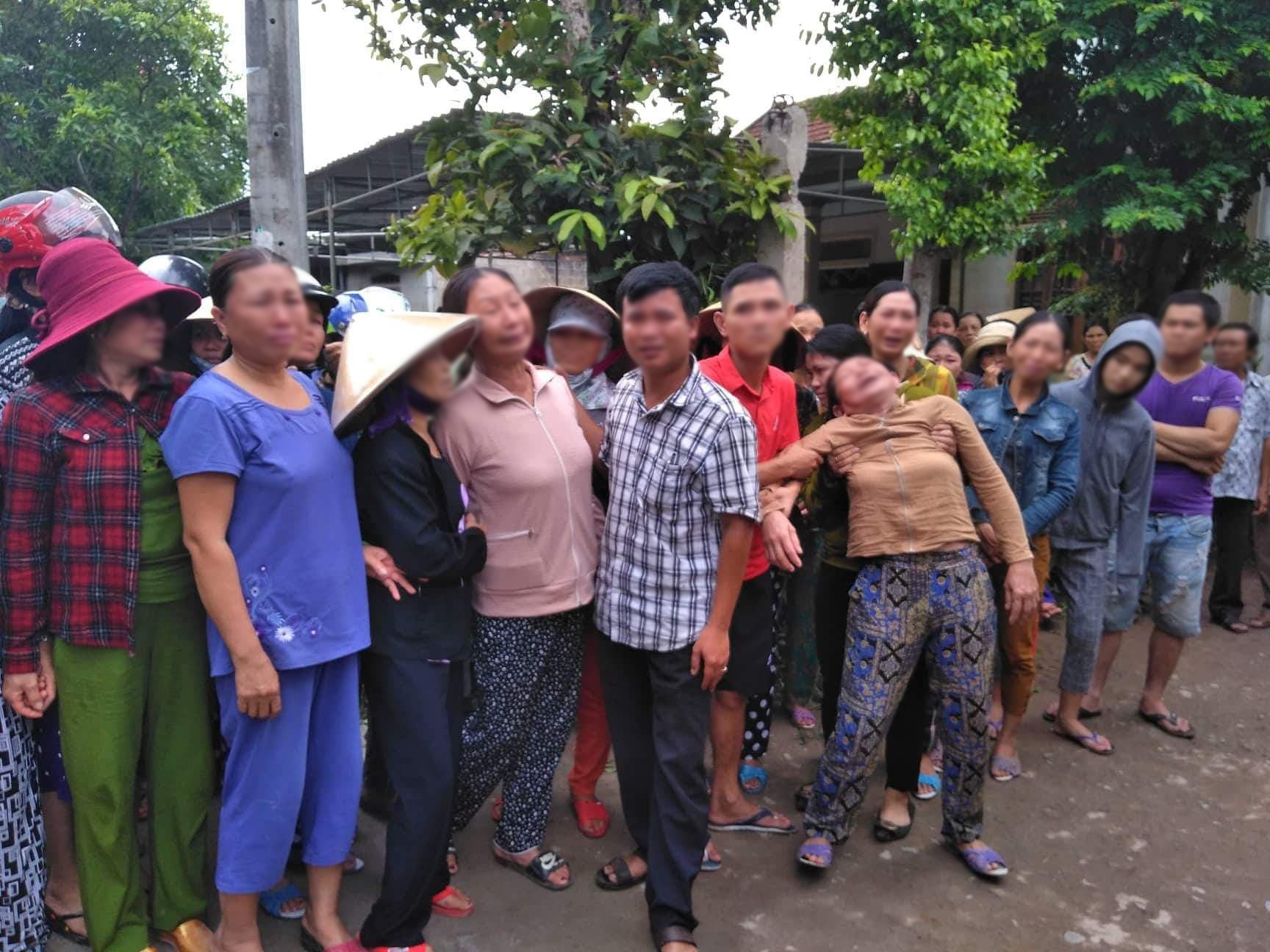 Người thân khóc ngất khi đón 13 xe cứu thương chở thi thể các nạn nhân vụ tai nạn xe rước dâu thảm khốc về quê nhà - Ảnh 2. Người thân khóc ngất khi đón 13 xe cứu thương chở thi thể các nạn nhân vụ tai nạn xe rước dâu thảm khốc về quê nhà 2