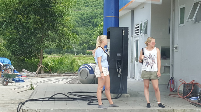 Hình ảnh hai cô gái ngoại quốc vô tư ngồi hút thuốc cạnh cây xăng gây tranh cãi - Ảnh 1. Hình ảnh hai cô gái ngoại quốc vô tư ngồi hút thuốc cạnh cây xăng gây tranh cãi 1