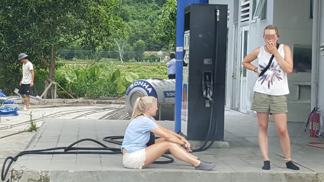 Hình ảnh hai cô gái ngoại quốc vô tư ngồi hút thuốc cạnh cây xăng gây tranh cãi - Ảnh 2. Hình ảnh hai cô gái ngoại quốc vô tư ngồi hút thuốc cạnh cây xăng gây tranh cãi 2