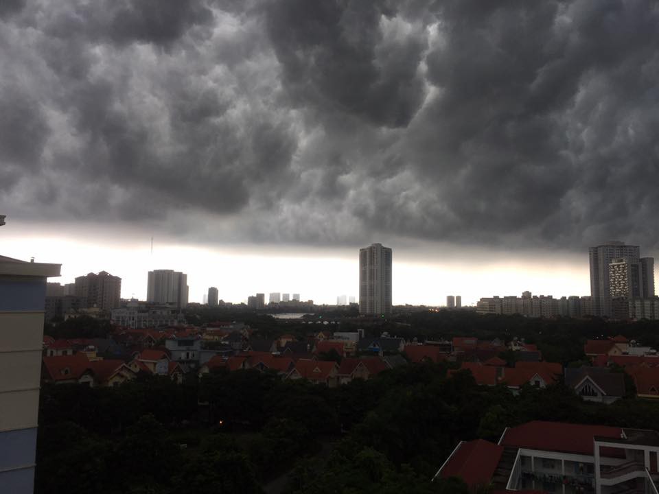 Hà Nội: Mây đen kéo đến phủ kín bầu trời thu đô như trong phim viễn tưởng - Ảnh 5. Hà Nội: Mây đen phủ kín bầu trời như trong phim viễn tưởng 5