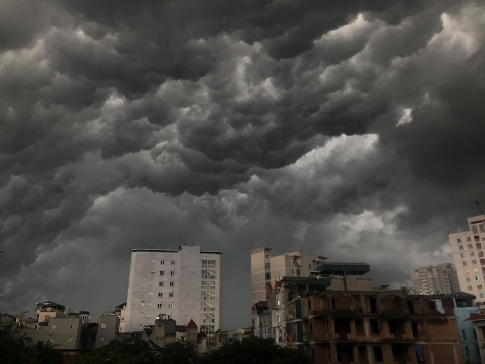 Hà Nội: Mây đen kéo đến phủ kín bầu trời thu đô như trong phim viễn tưởng - Ảnh 15. Hà Nội: Mây đen phủ kín bầu trời như trong phim viễn tưởng 15