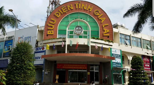 Nhân viên bưu điện quăng hàng của khách như ném rác - Ảnh 1. Nhân viên bưu điện quăng hàng của khách như ném rác bị đình chỉ 1