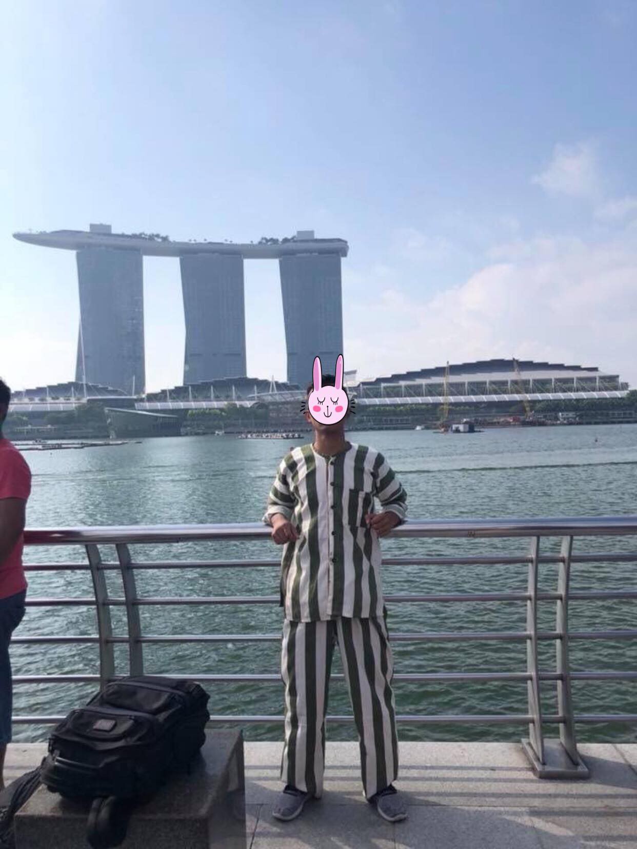 Nóng trên mạng: Thanh niên mặc đồ kẻ sọc giống quần áo phạm nhân check-in ở Singapore khiến dân tình xôn xao - Ảnh 4. Thanh niên mặc đồ giống quần áo phạm nhân check-in ở Singapore khiến dân tình xôn xao 4