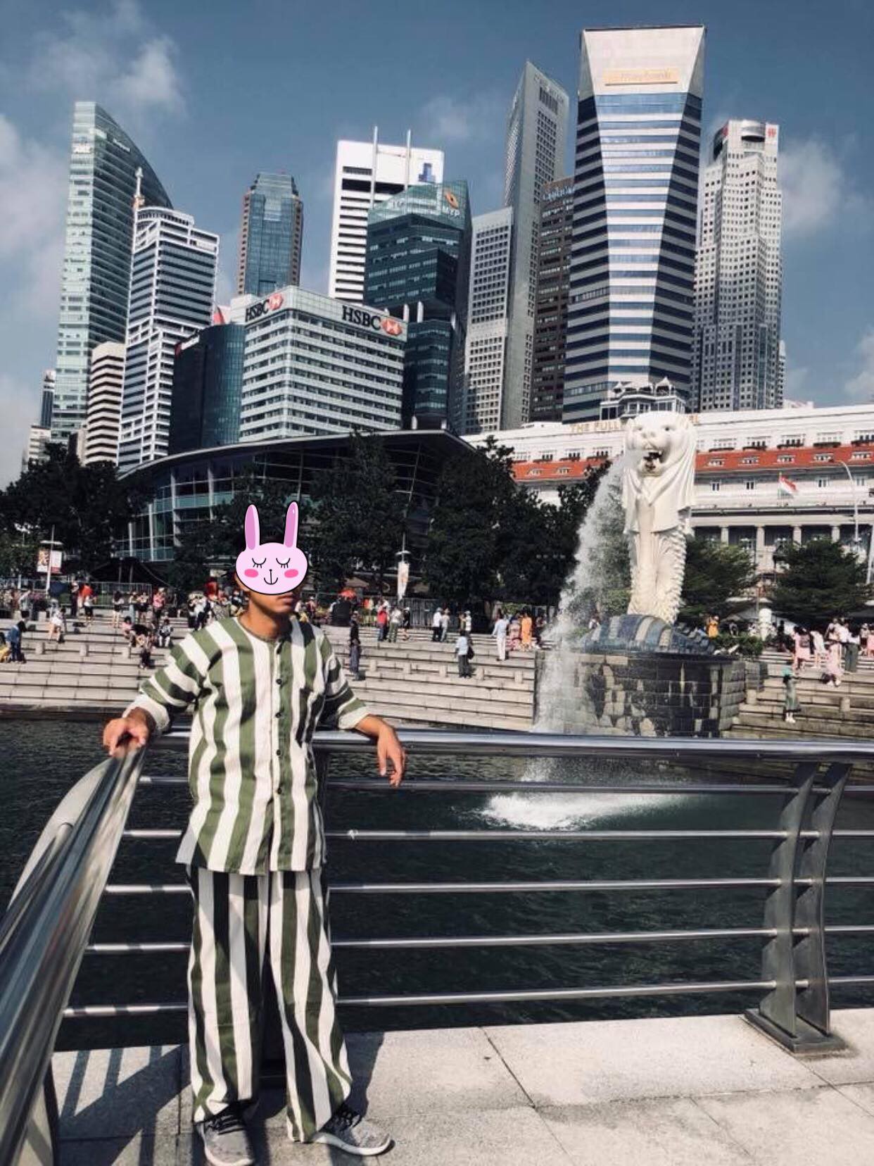 Nóng trên mạng: Thanh niên mặc đồ kẻ sọc giống quần áo phạm nhân check-in ở Singapore khiến dân tình xôn xao - Ảnh 3. Thanh niên mặc đồ giống quần áo phạm nhân check-in ở Singapore khiến dân tình xôn xao 3