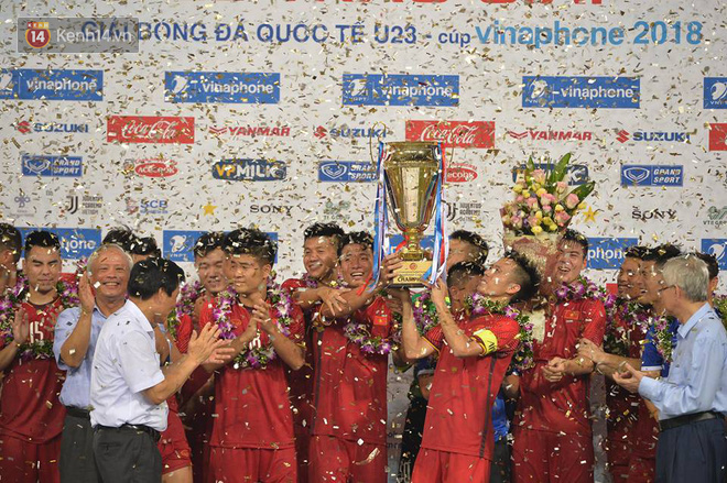 Hình ảnh đẹp, đầy xúc động của U23 Việt Nam sau khi lên ngôi giải Tứ hùng 5