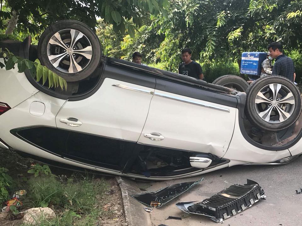 Hà Nội: Xế siêu sang Rolls-Royce Wraith nát đầu, Honda CRV lật ngửa bụng sau va chạm mạnh - Ảnh 3. Hà Nội: Xế siêu sang Rolls-Royce Wraith nát đầu, Honda CRV lật ngửa bụng sau va chạm mạnh 3