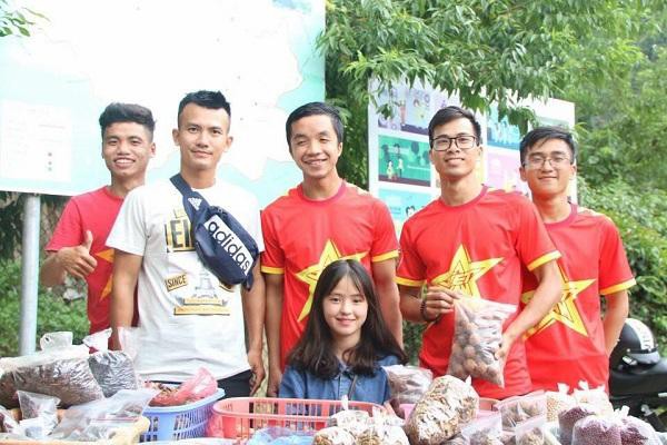 Thoáng xuất hiện trong clip về du lịch, em gái bán lê ở Hà Giang khiến dân mạng phát sốt - Ảnh 3. Thoáng xuất hiện trong clip về du lịch, em gái bán lê ở Hà Giang khiến dân mạng phát 'sốt' 2