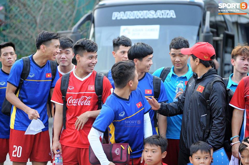 Công Phượng bị Đức Chinh trêu đùa khi Hoà Minzy xuất hiện trên sân tập của Olympic Việt Nam - Ảnh 2. Công Phượng bị Đức Chinh trêu đùa khi Hoà Minzy xuất hiện trên sân tập của Olympic Việt Nam 2