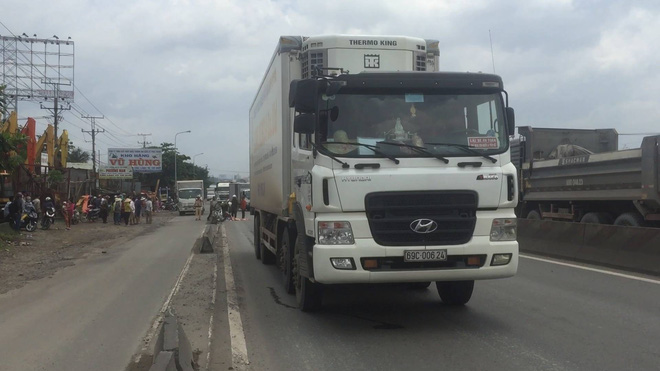 Cha mẹ ôm thi thể con gái gào khóc trên quốc lộ - Ảnh 1. Cha mẹ ôm thi thể con gái gào khóc trên quốc lộ 1