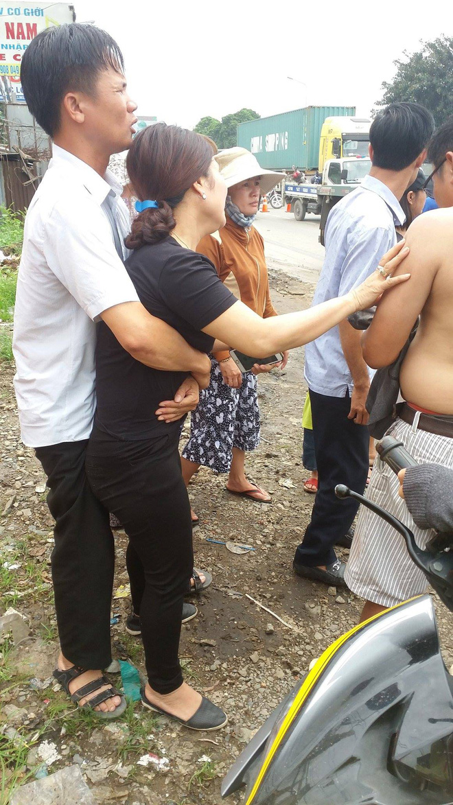 Cha mẹ ôm thi thể con gái gào khóc trên quốc lộ - Ảnh 2. Cha mẹ ôm thi thể con gái gào khóc trên quốc lộ 2