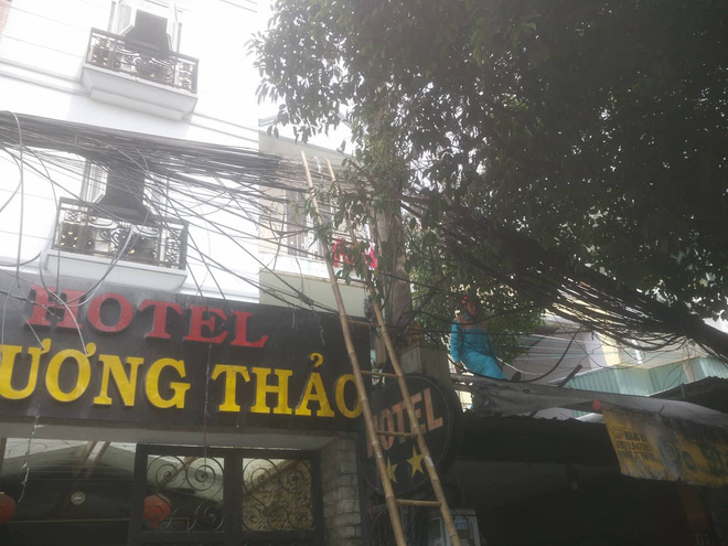 Trụ điện nổ như pháo hoa rồi cháy dữ dội, nhiều người đi đường tháo chạy thoát thân - Ảnh 1. Trụ điện nổ như pháo hoa rồi cháy dữ dội, nhiều người đi đường tháo chạy thoát thân 1