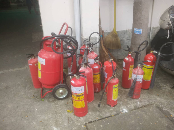 Trụ điện nổ như pháo hoa rồi cháy dữ dội, nhiều người đi đường tháo chạy thoát thân - Ảnh 2. Trụ điện nổ như pháo hoa rồi cháy dữ dội, nhiều người đi đường tháo chạy thoát thân 2